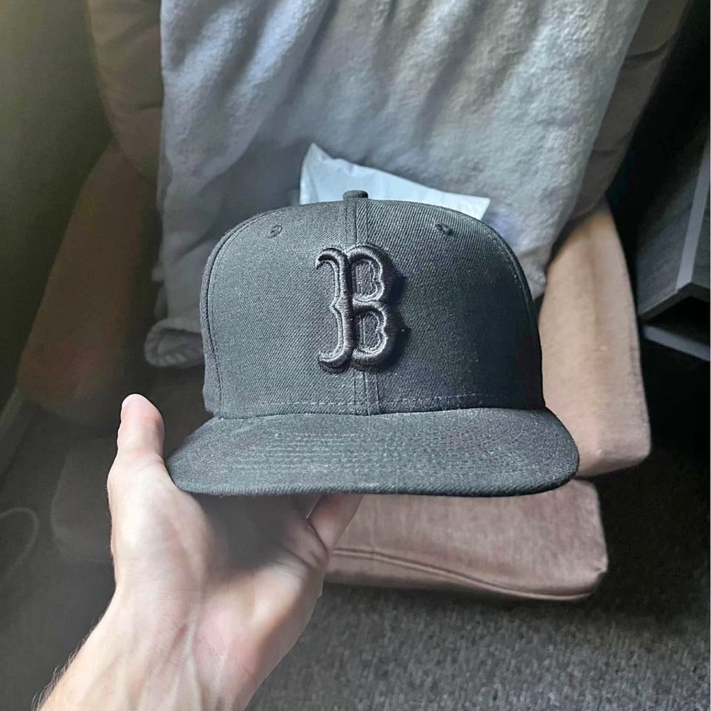 Black Boston Red Sox Fitted
Size 7 1/8